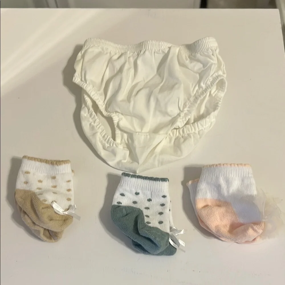 Babies bloomers and Multicolor Socks Set